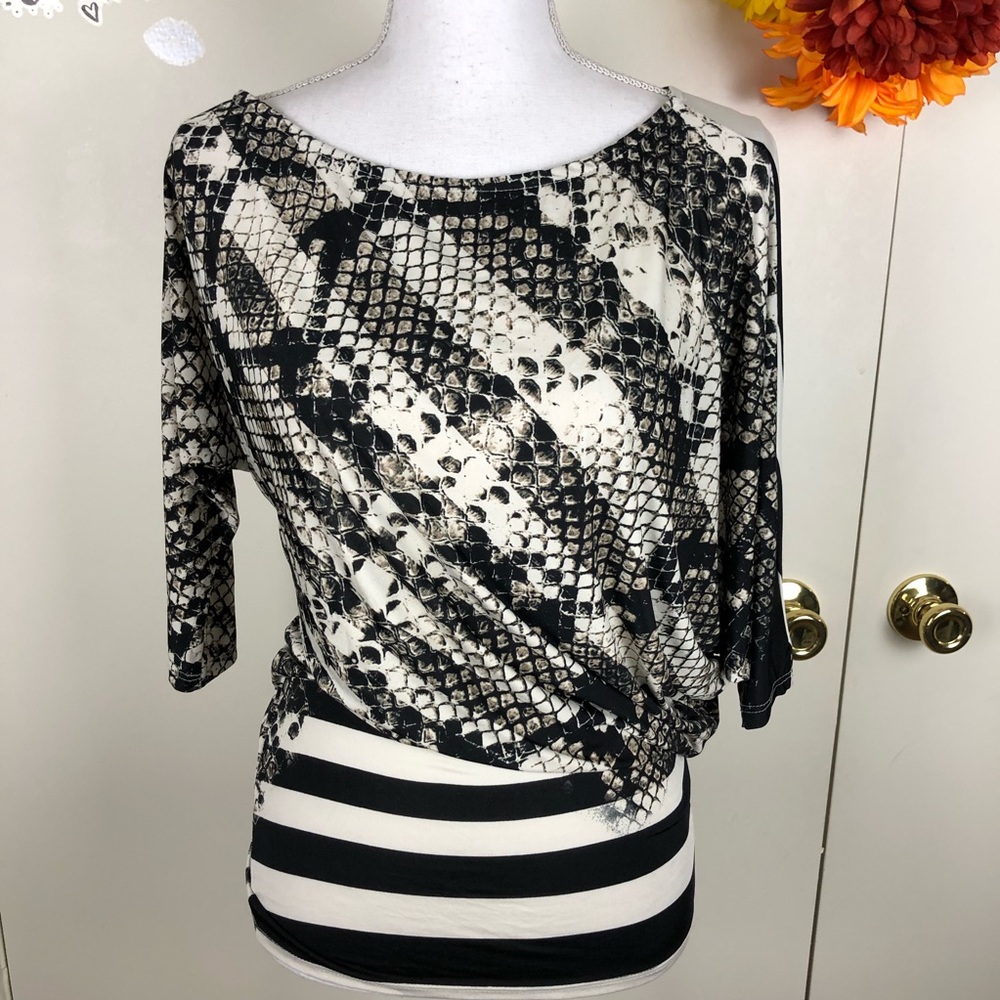 LOVE COUTURE DOLMAN SLEEVE SCOOP NECK SIZE MED